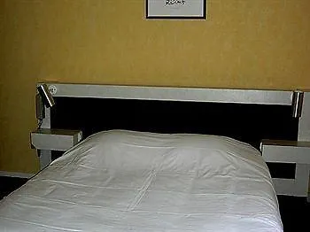 Au Pont Du Pin Hotel